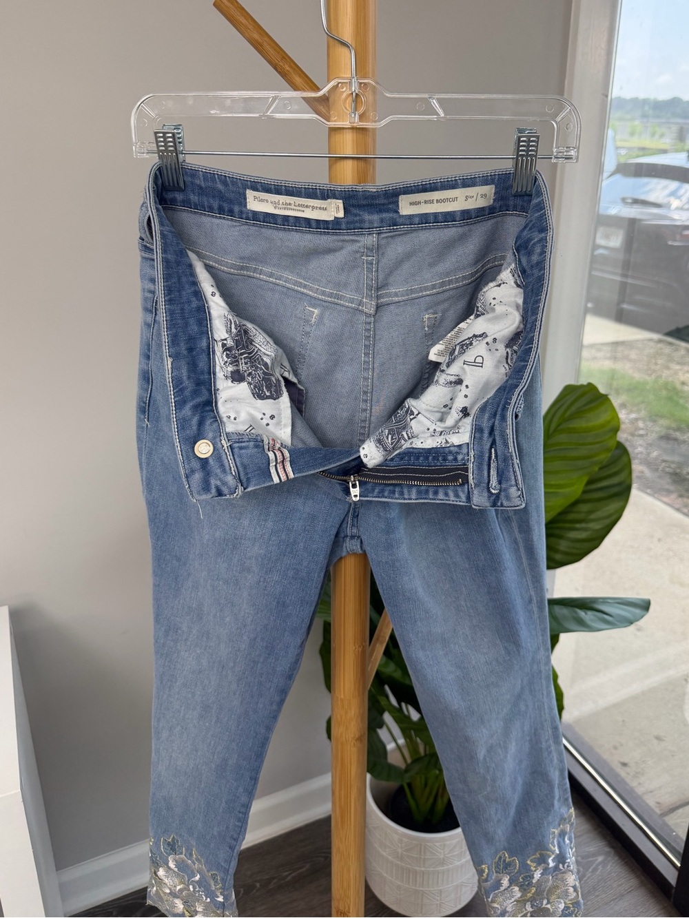 Pilcro Embroidered High-Rise Cropped Bootcut Jeans Sz 29 - Picture 10 of 11